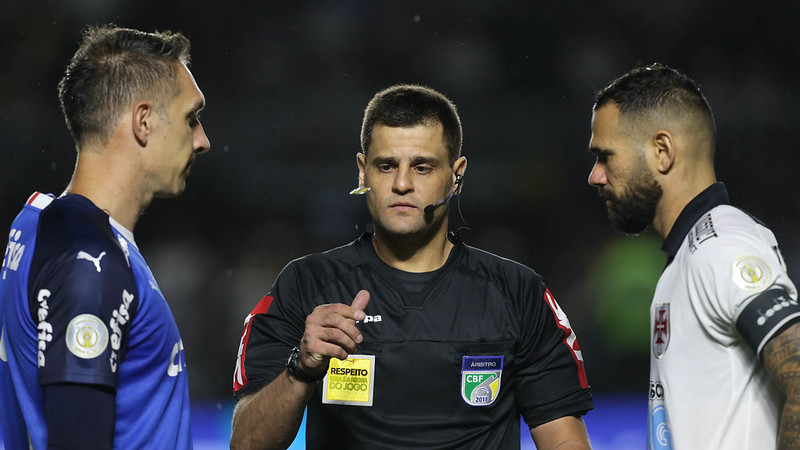 Árbitro relata gelo no campo e explica expulsão de vascaíno: “Me senti ofendido”