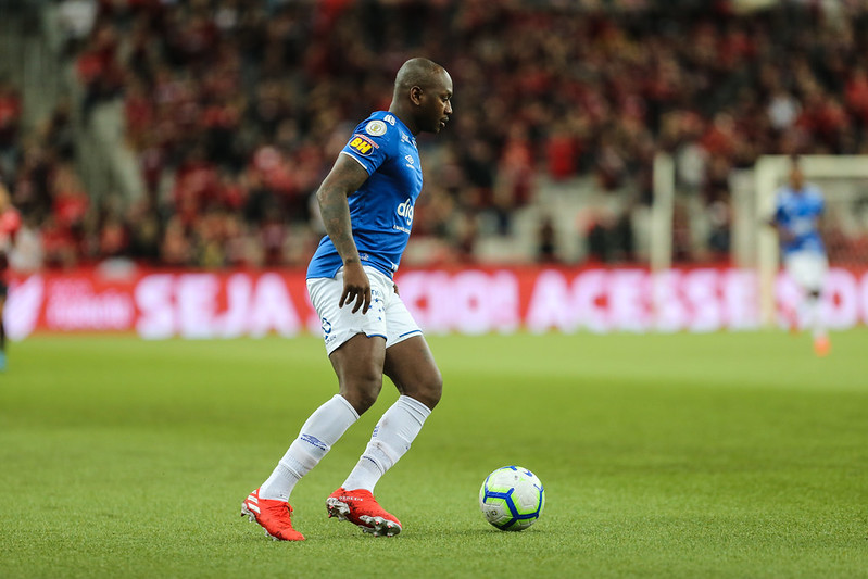 Sassá decepciona em chance como titular após um mês e desfalca Cruzeiro