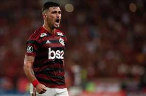 Meia sofre entorse no joelho e desfalca Flamengo contra o Botafogo