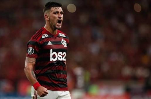 Meia sofre entorse no joelho e desfalca Flamengo contra o Botafogo