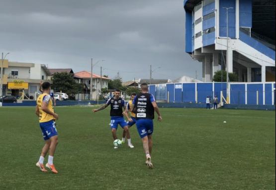 Santos treina em Florianópolis, segue para Goiânia e avalia opções