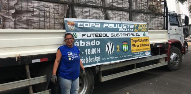Copa Paulista: Futebol Sustentável e XV de Piracicaba entregam pets para cooperativa