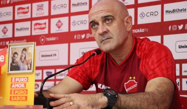 Mudança na lateral, Itamar? (Foto: Vila Nova / Divulgação)