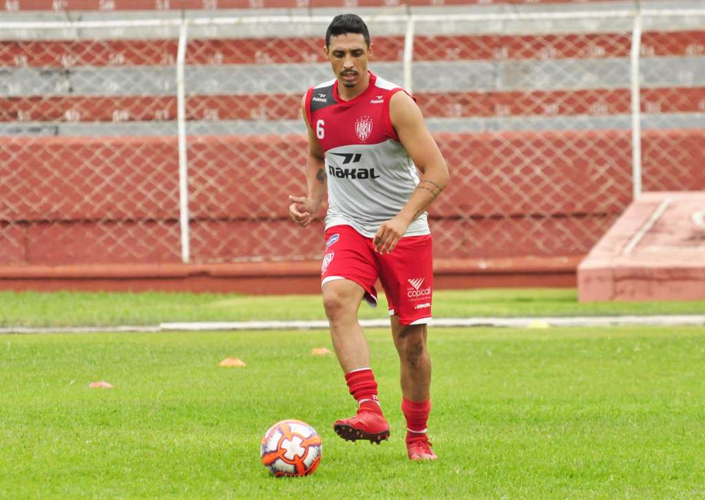 Carlinhos é o novo lateral-direito do Noroeste (Foto: Bruno Freitas/Noroeste)