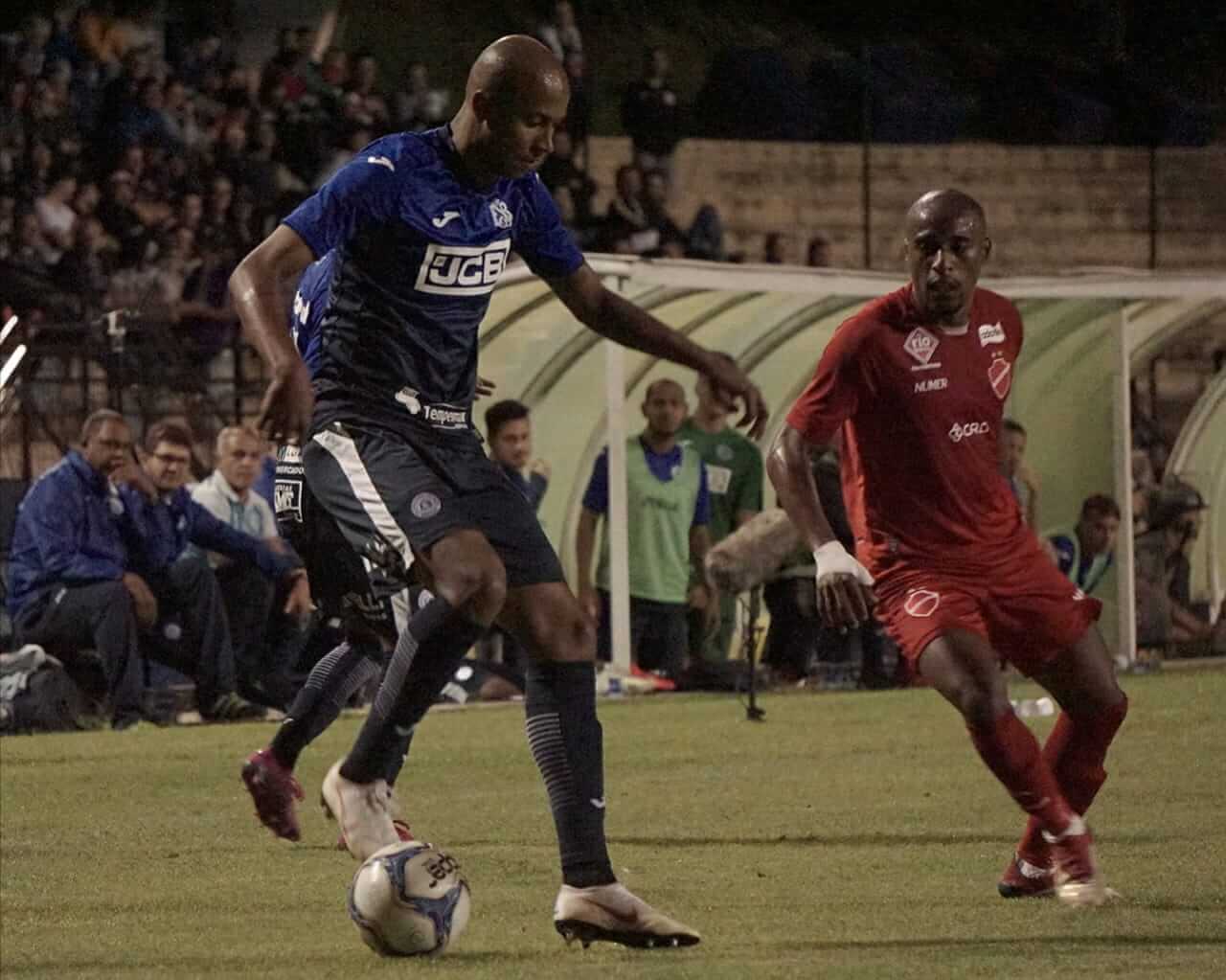 Lanterna tenta voltar vencer em casa após um mês na Série B