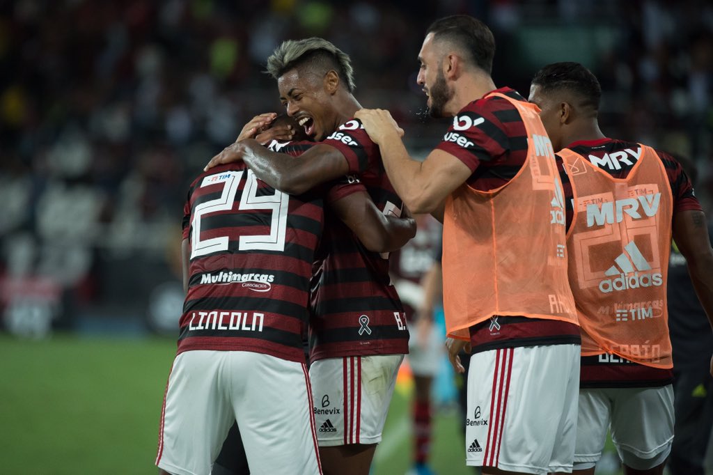 O Flamengo venceu o Botafogo e segue isolado na liderança O Flamengo venceu o Botafogo e segue isolado na liderança