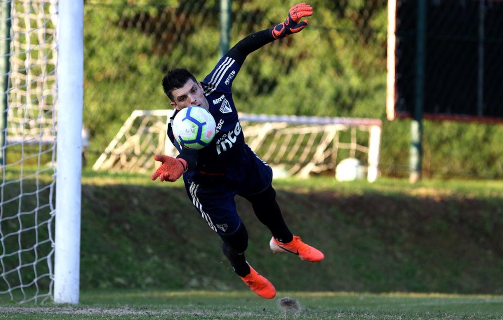 Tiago Volpi diz que São Paulo precisa ter mais regularidade para brigar pelo G4