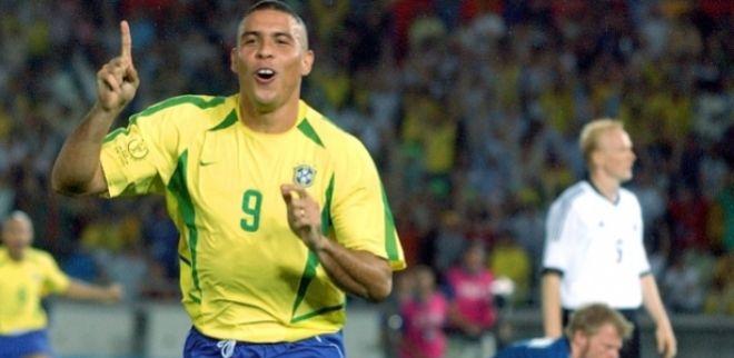 Ronaldo Fenômeno é fã de poker e não abre mão do esporte das cartas no tempo livre.