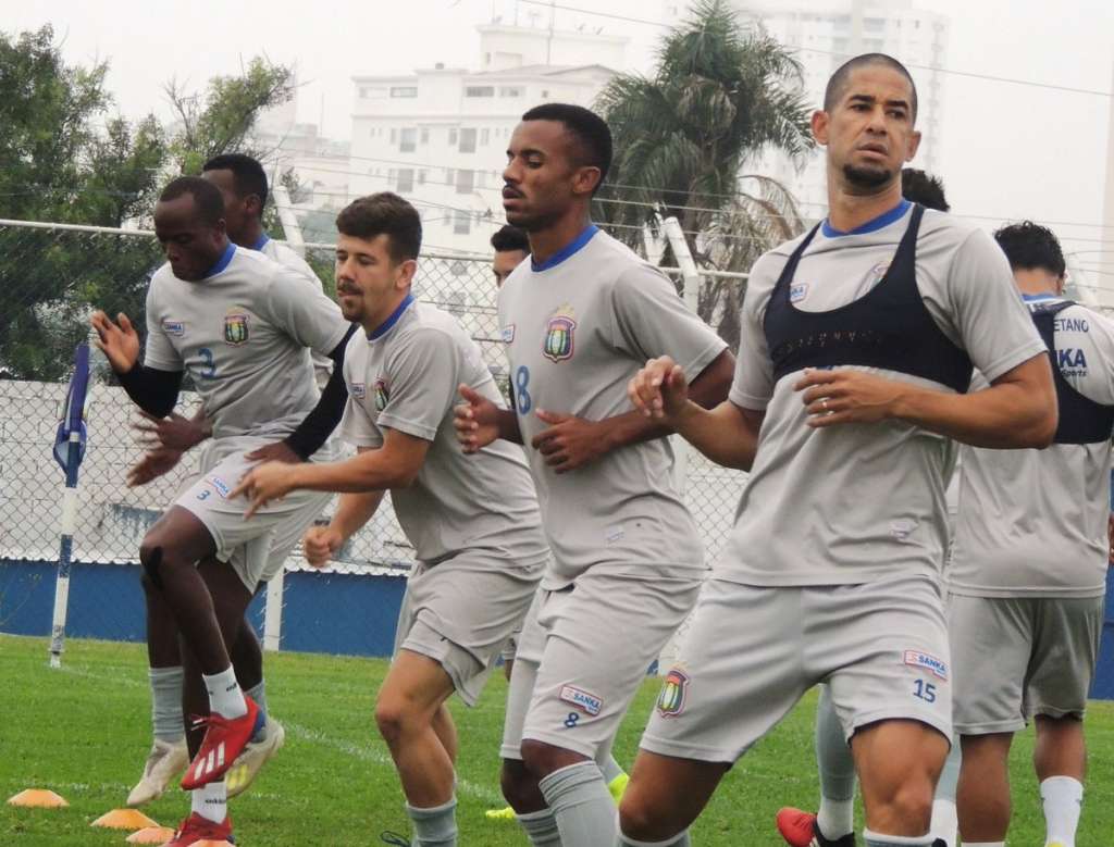 Jogadores do São Caetano se preparam para o primeiro jogo da final(Foto: Fabrício Cortinove)