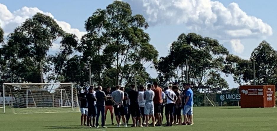 Com salários em atraso, jogadores do Brasileirão fazem protesto antes do treino