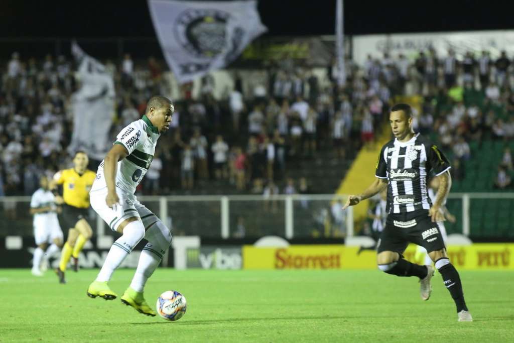 Mesmo com um jogador a menos, o Coritiba segurou o empate contra o Figueirense