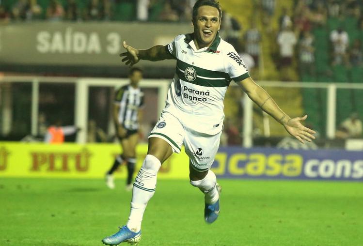 Robson fez o gol do Coxa. (Foto: Coritiba / Divulgação)