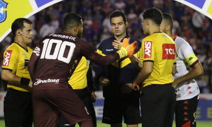 Thiago Rodrigues completou 100 jogos. (Foto: Paraná / Divulgação)