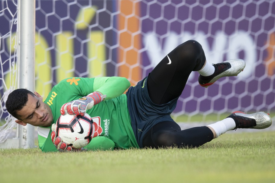 Santos, goleiro do Athletico-PR, é convocado para a seleção no lugar de Ederson