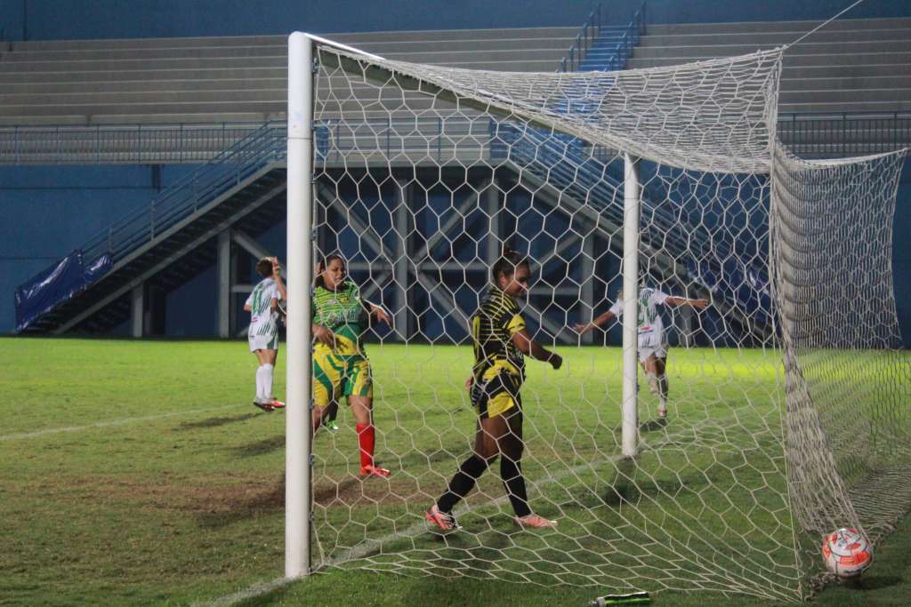 Treinador abandona estádio após time levar três gols em 15 minutos 2 0002050428834 img