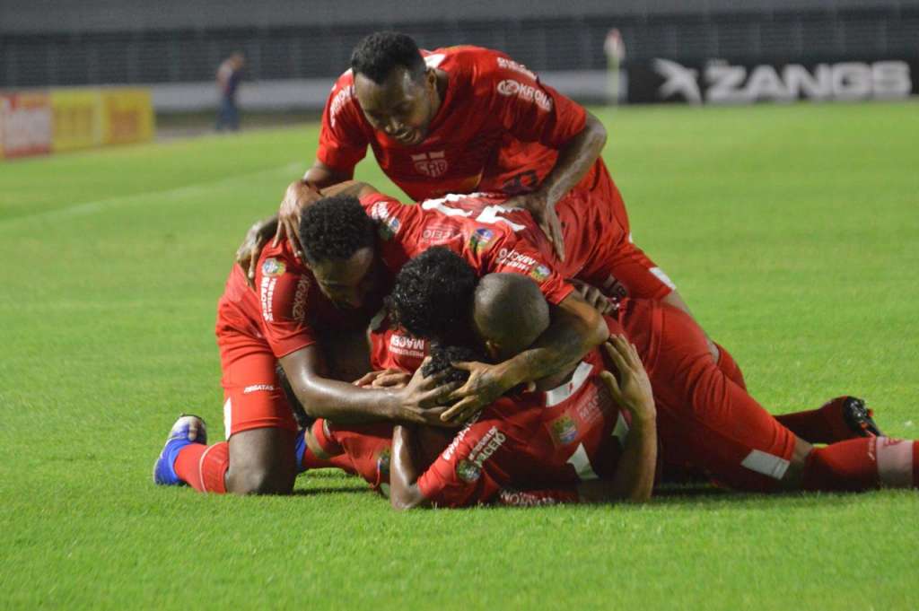 Jogadores do CRB comemoram gol sobre o Atlético-GO (Foto: Gustavo Henrique/CRB)