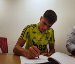 Maior joia do Flamengo no momento, meia renova contrato com o clube até 2024