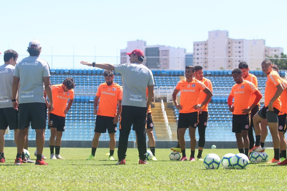 Irritados com má fase do Inter, torcedores fazem protesto em frente ao Beira-Rio