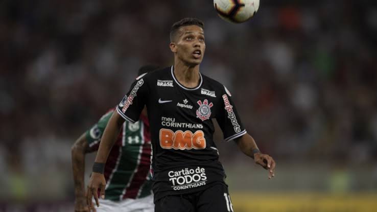 Diferentemente de Carille, interino Coelho vê Pedrinho como meia no Corinthians
