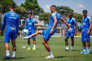 Com muito em comum, Cruzeiro e Atlético-MG duelam para se distanciar da degola