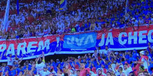 Faixa de torcida contra o VAR paralisa clássico no Nordeste