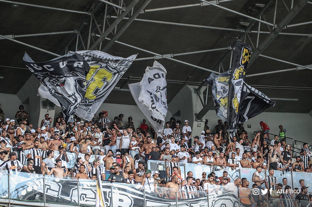 Torcedores de Atlético-MG e Cruzeiro transformam Mineirão em praça de guerra. VÍDEO!