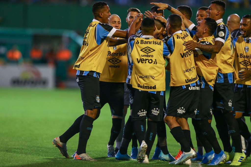 Jogadores do Grêmio comemoram gol sobre a Chapecoense