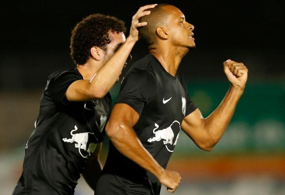 Bragantino segue sozinho na liderança