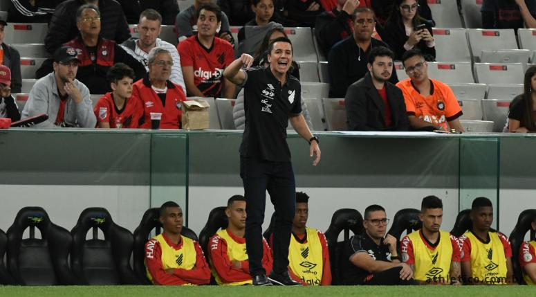 Eduardo Barros vê poder ofensivo abaixo, mas exalta triunfo do Athletico