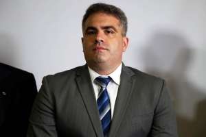 Dirigente volta ao Santos, muda Conselho de Gestão e ataca Peres