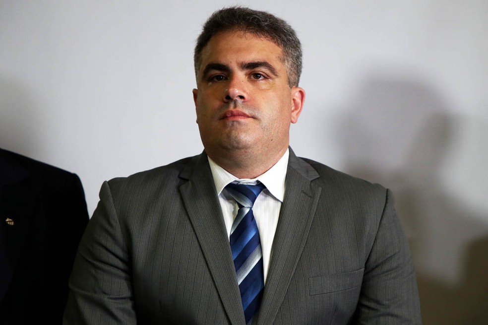 Dirigente volta ao Santos, muda Conselho de Gestão e ataca Peres