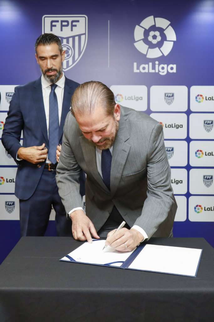 Presidente Reinaldo assinando o acordo