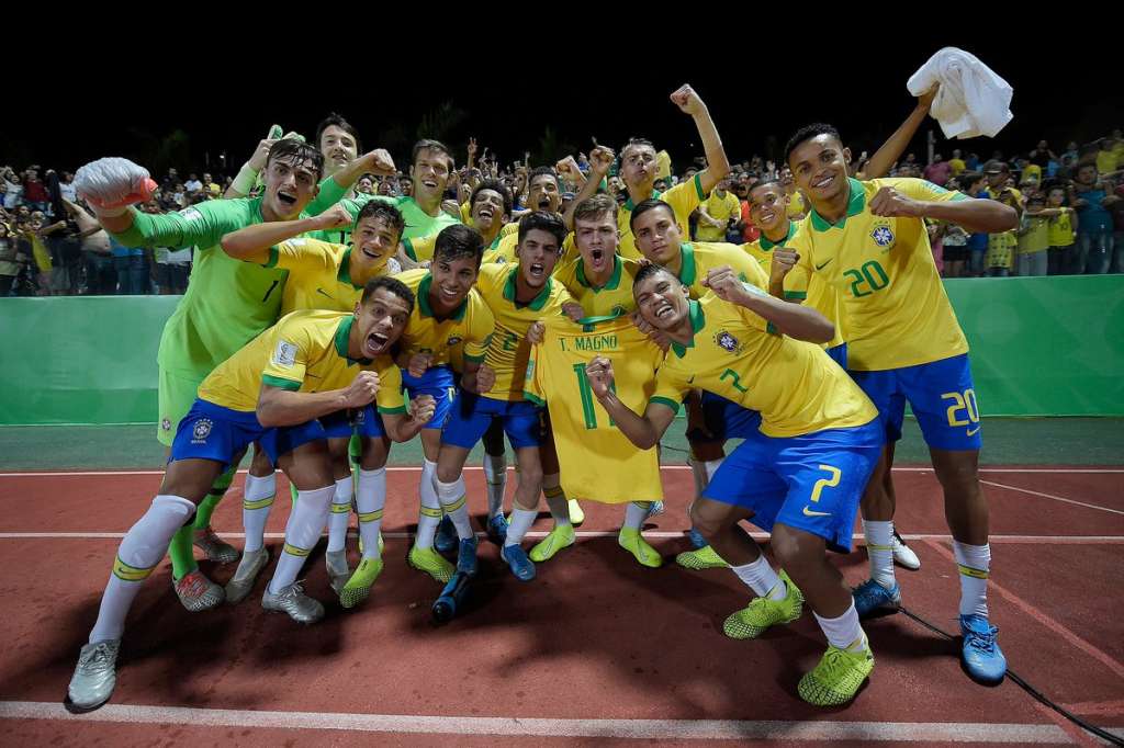 Com gols no 1º tempo, Brasil vence Itália e pega França na semi