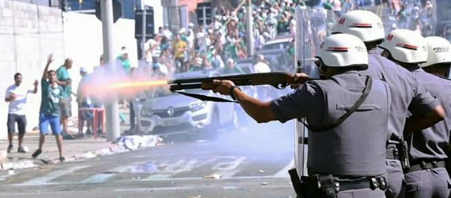 Guardas atiram a esmo e atingem torcedores inocentes