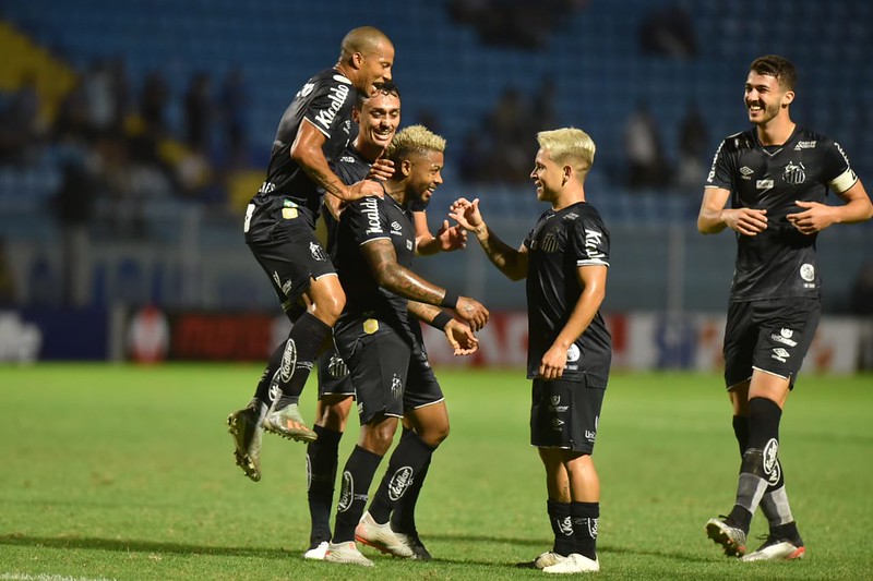 Santos deve ter mudanças em todos os setores para clássico com o São Paulo