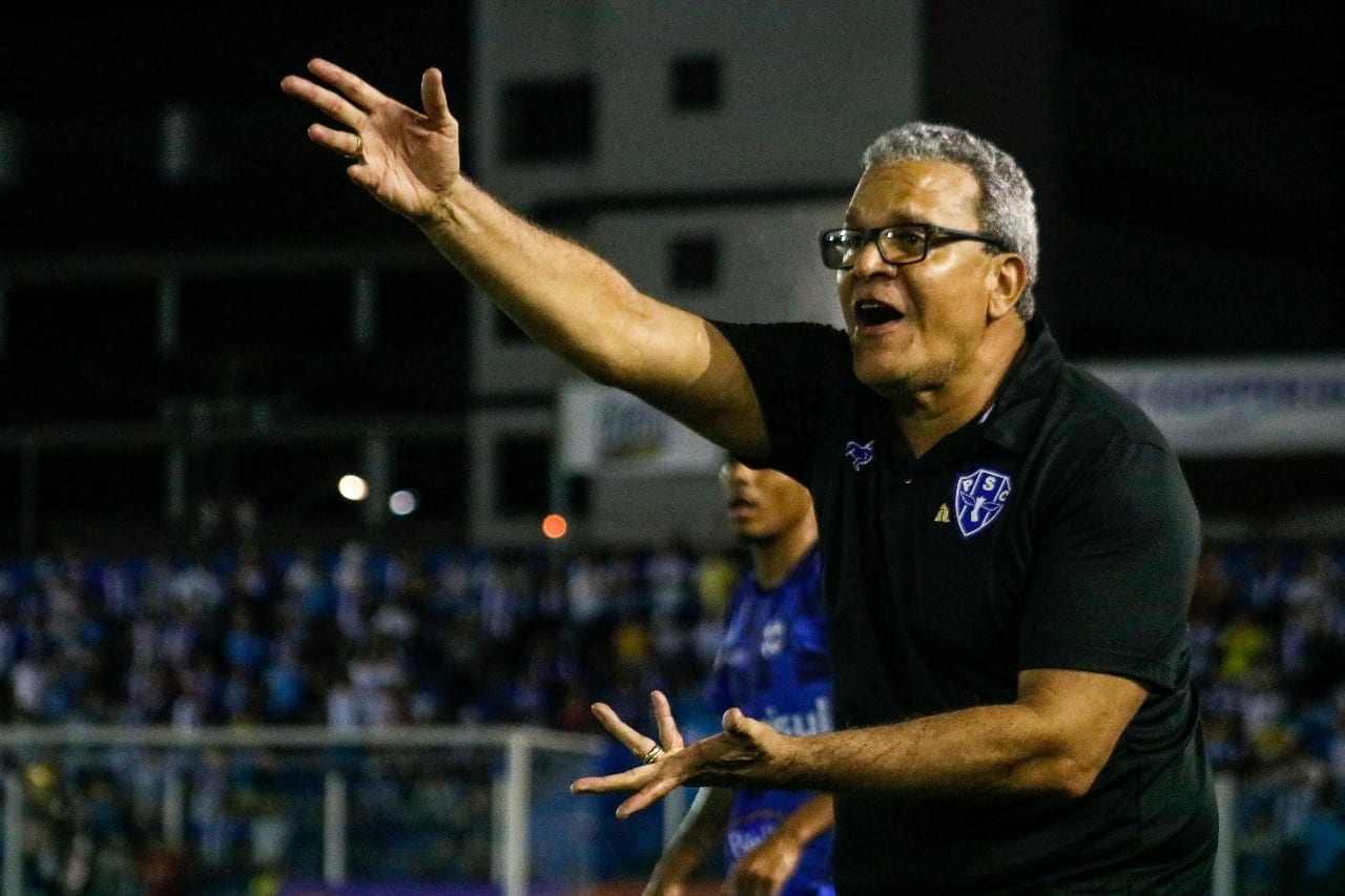 Hélio dos Anjos e dirigente trocam farpas após Manaus sondar atacante do Paysandu