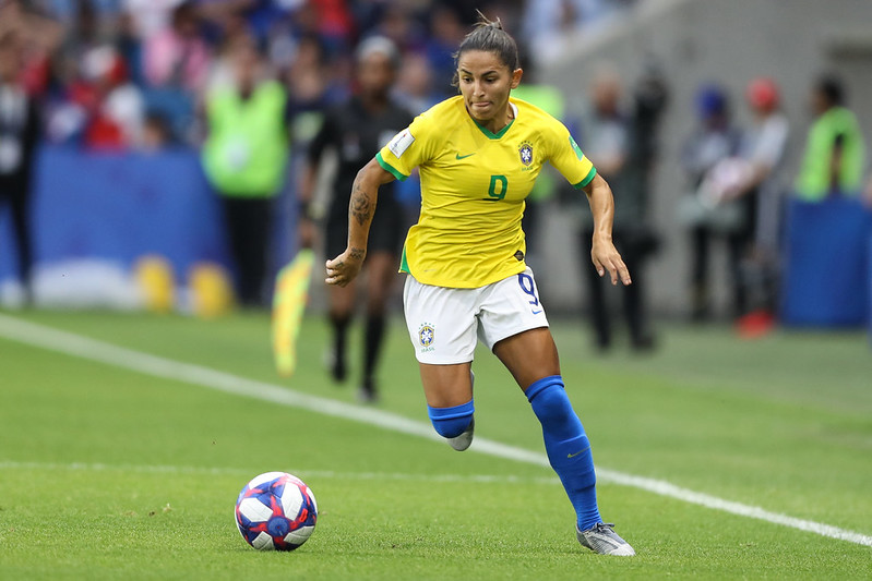 ‘Me acostumei a jogar fora do Brasil, gosto da liga americana’, diz Debinha