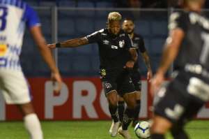 Destaque do Santos, atacante revela inspiração em craque holandês