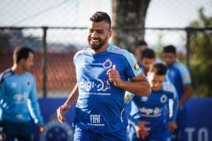 Mesmo com time perto da degola, zagueiro exalta boa fase da defesa do Cruzeiro