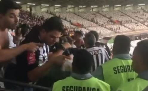 Irmãos que xingaram segurança disseram que não são racistas Irmãos que xingaram segurança disseram que não são racistas