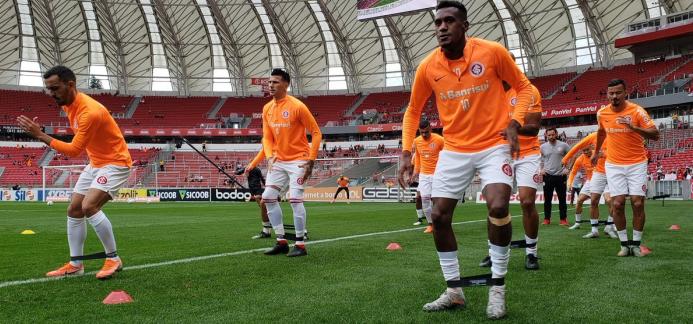 Volante vê Internacional mais tranquilo para confronto direto contra o Corinthians
