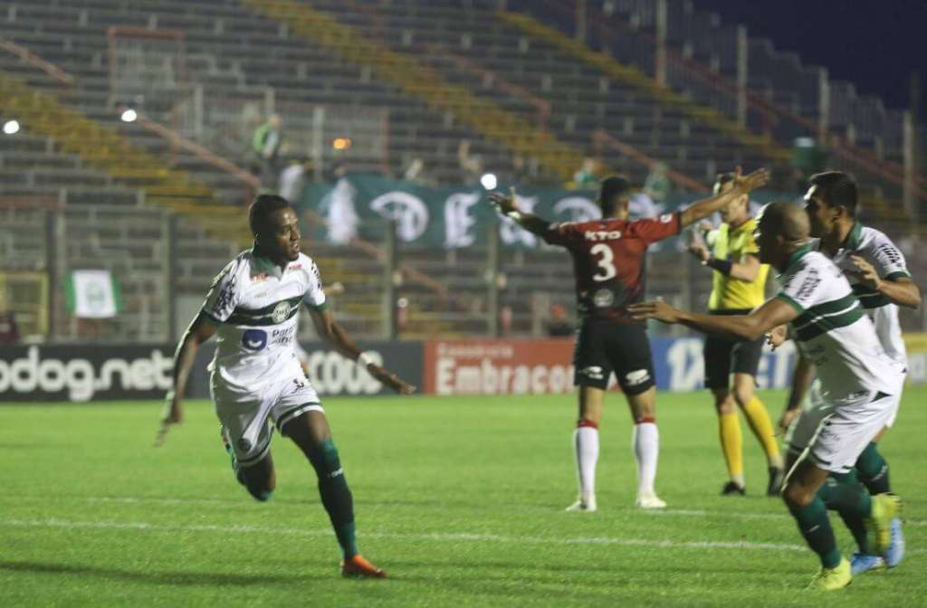 Kelvin comemora o primeiro do Coritiba (Foto: Site Oficial Coritiba)