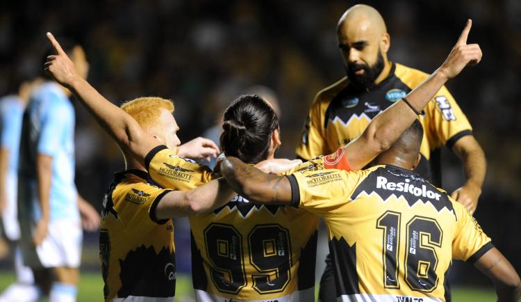 Léo Gamalho marcou primeiro gol