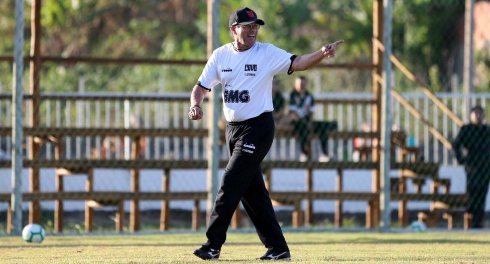 Henríquez elogia Luxemburgo no Vasco e quer vitória para atrapalhar o Flamengo