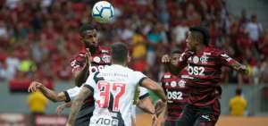 Flamengo tenta bater Vasco no Maracanã para poder ter chance de título no domingo