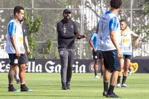 Coelho tem três opções para definir o substituto de Pedrinho no Corinthians