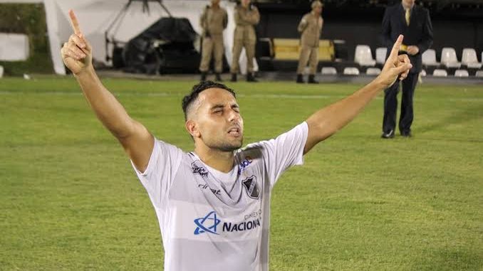 Mineiro: Caldense contrata lateral revelado pelo Santos e renova com mais três