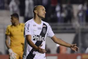 Camisa 9 comemora marca na Ponte e vai atrás da artilharia da Série B