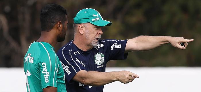 Mano Menezes comanda treino do Palmeiras ainda sem Luiz Adriano