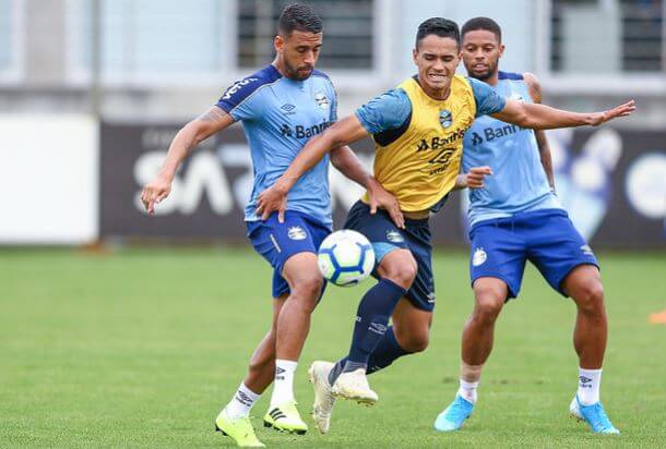 Volante volta a treinar e vira opção no Grêmio para “revanche” contra o Flamengo